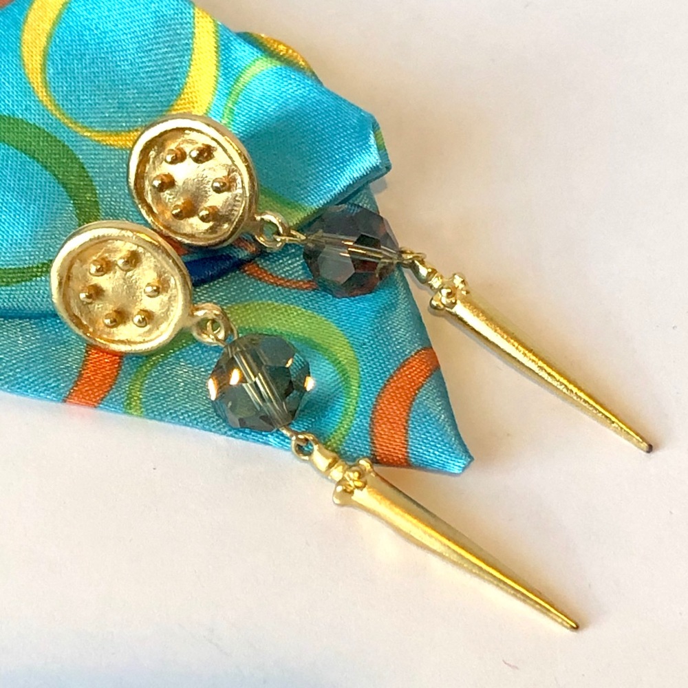 Beautiful fashion gold drop earrings pillar